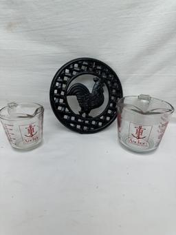(2) Anchor Hocking Glass Measuring Cups and Cast Iron Rooster Trivet