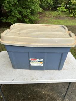 RUBBERMAID Roughneck 31 Gallon Lidded Tote (Local Pick Up Only)