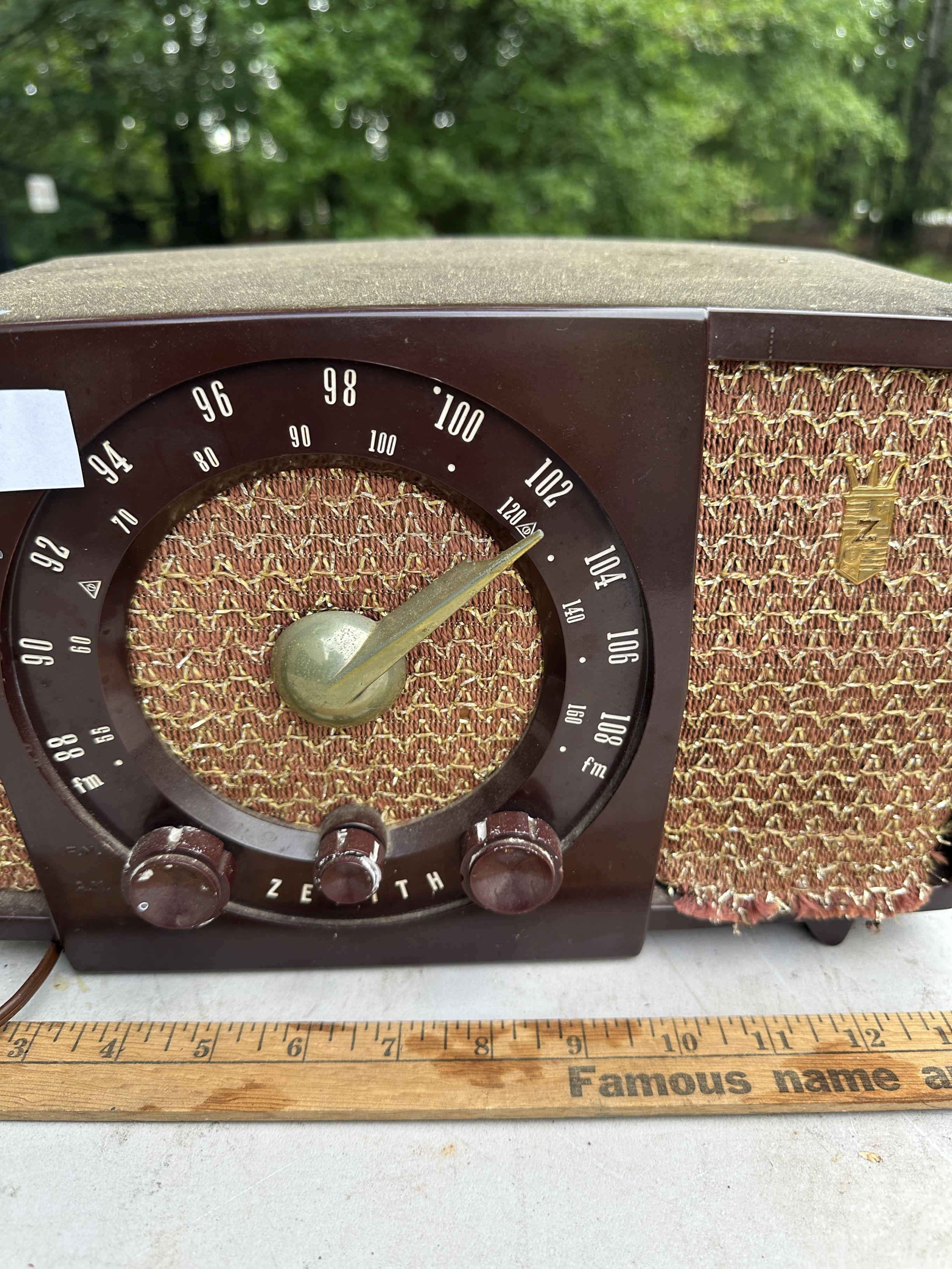 Vintage Zenith Model R723 Radio