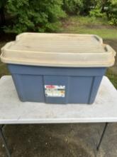 RUBBERMAID Roughneck 31 Gallon Lidded Tote (Local Pick Up Only)