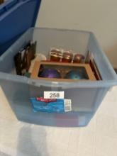 Rubbermaid Snap Lid Tote Full of Christmas Décor Items (Local Pick Up Only)