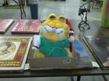 vintage Garfield stuffed figure, 1981 ready for bathtime 9in tall in very nice shape