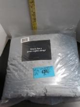 Weighted Blanket, not sure of size, NIP