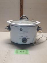 GE 3 Quart Oval Slow Cooker, powers on