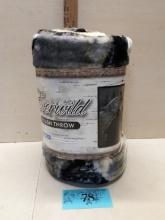 Heartland Plush Throw, appear new]