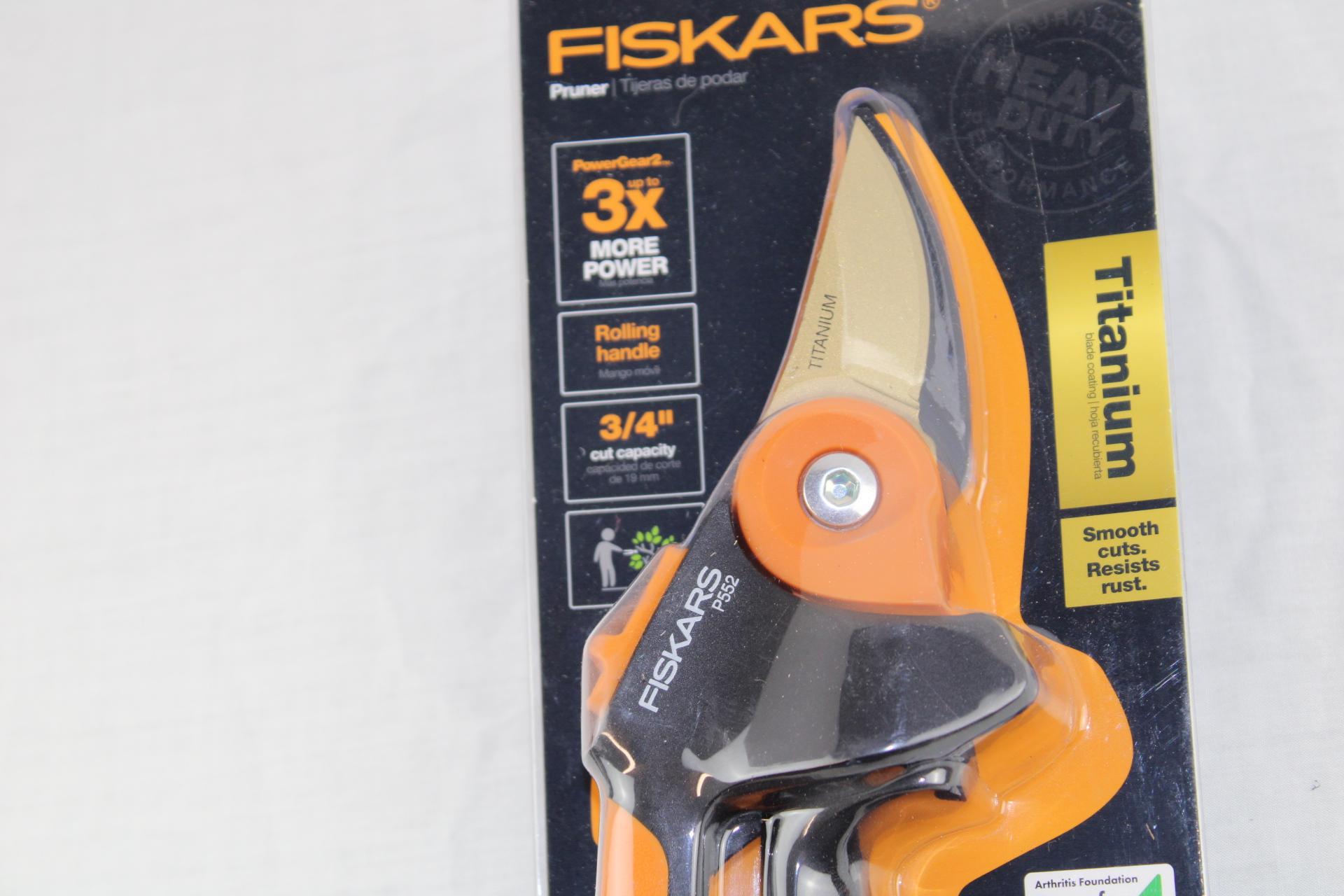 FISKARS Pruner with 3/4" Cut Capacity.  New!