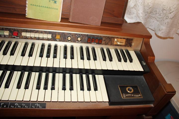 Hammond Electric Organ w/Bench and Sheet Music