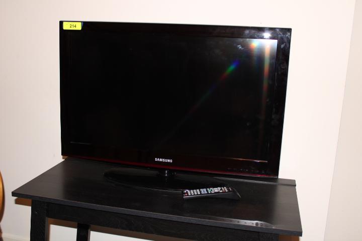 Samsung 32" Flat Screen TV w/Remote and TV Table