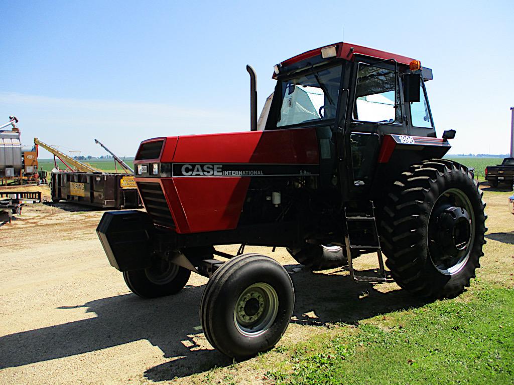 CASE 1896 TRACTOR