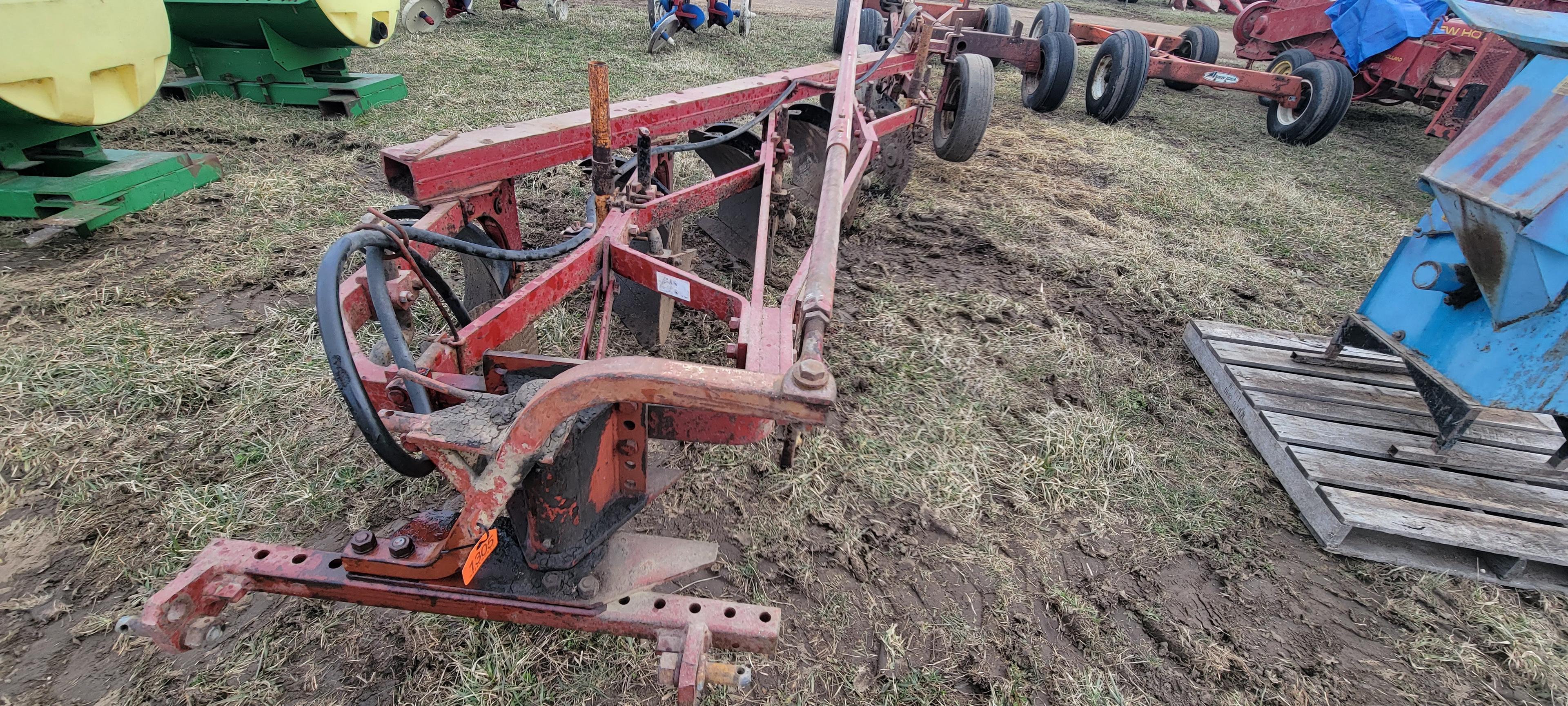 IH 550 5 Btm Plow