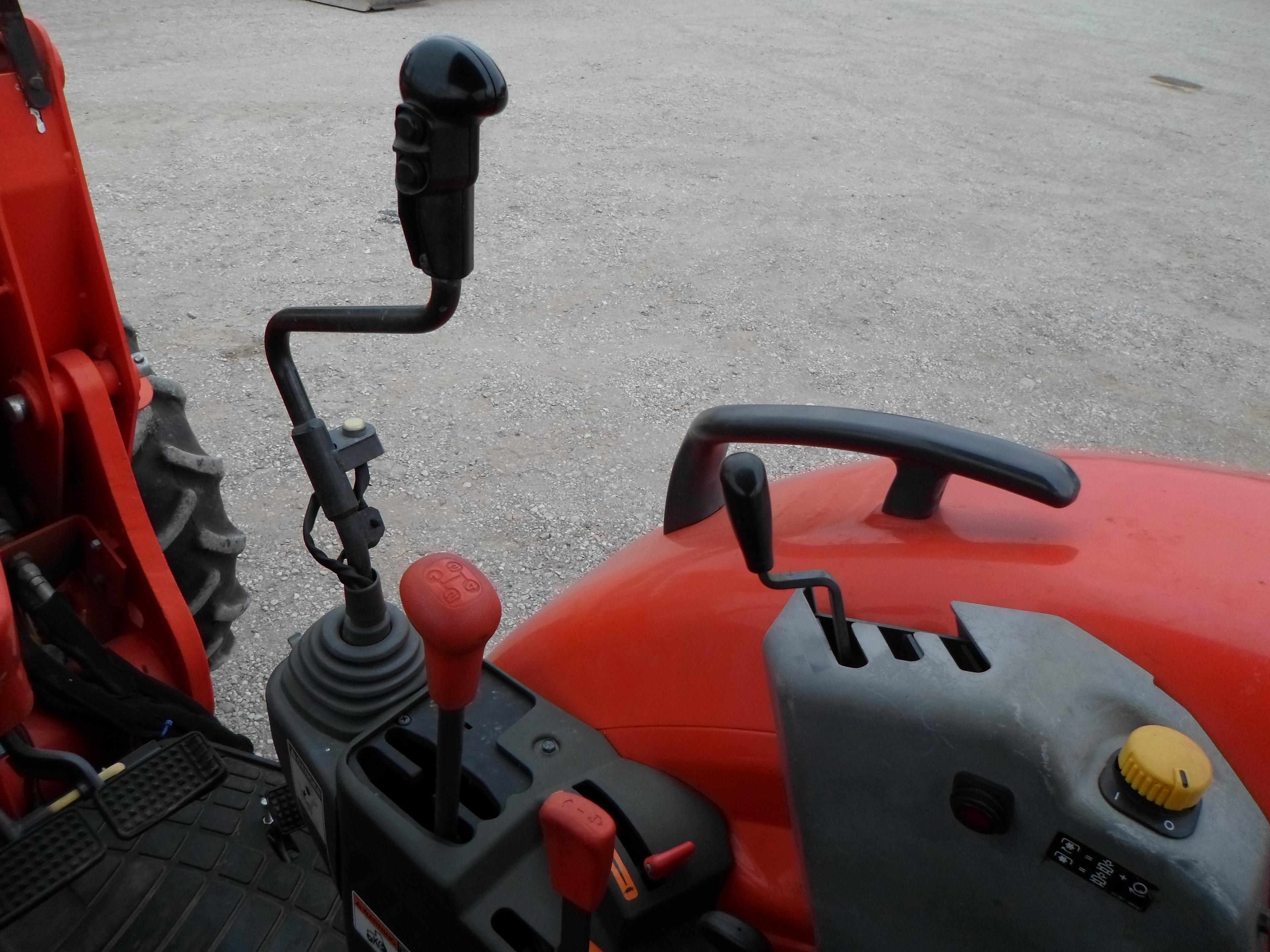 KUBOTA M6060 TRACTOR W/ KUBOTA LA1154 LOADER (SERIAL # 59120) (SHOWING APPX 924 HOURS, UP TO BUYER T