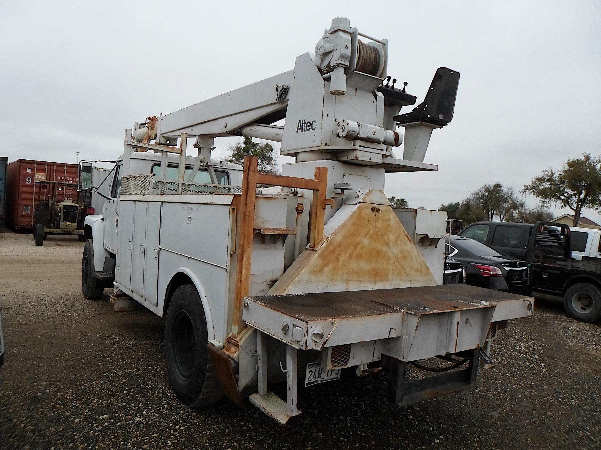 1989 IH BUCKET TRUCK (VIN # 1HTLDZZP5KH662685) (SHOWING APPX 153,529 MILES, UP TO BUYER TO DO THEIR