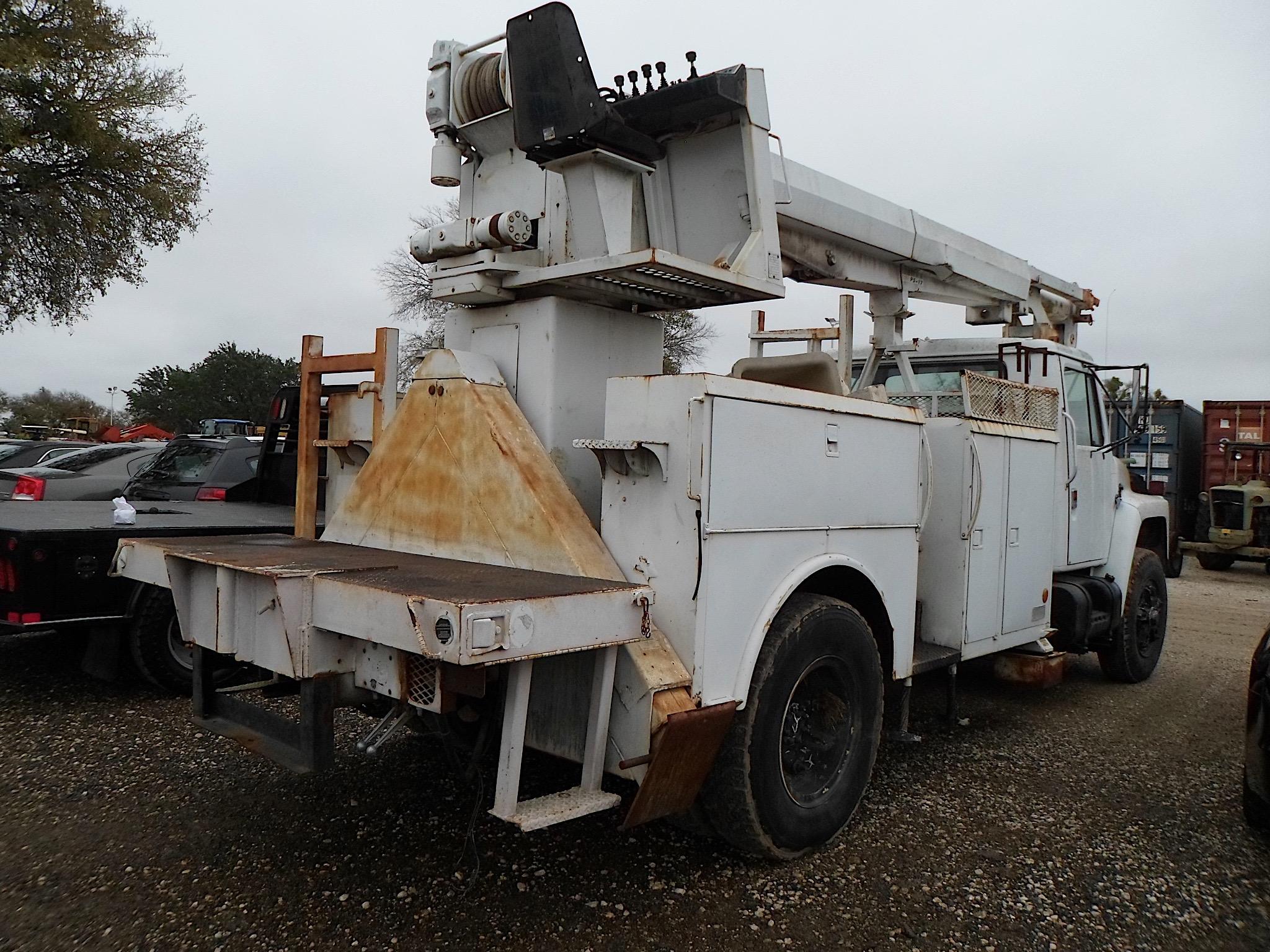 1989 IH BUCKET TRUCK (VIN # 1HTLDZZP5KH662685) (SHOWING APPX 153,529 MILES, UP TO BUYER TO DO THEIR