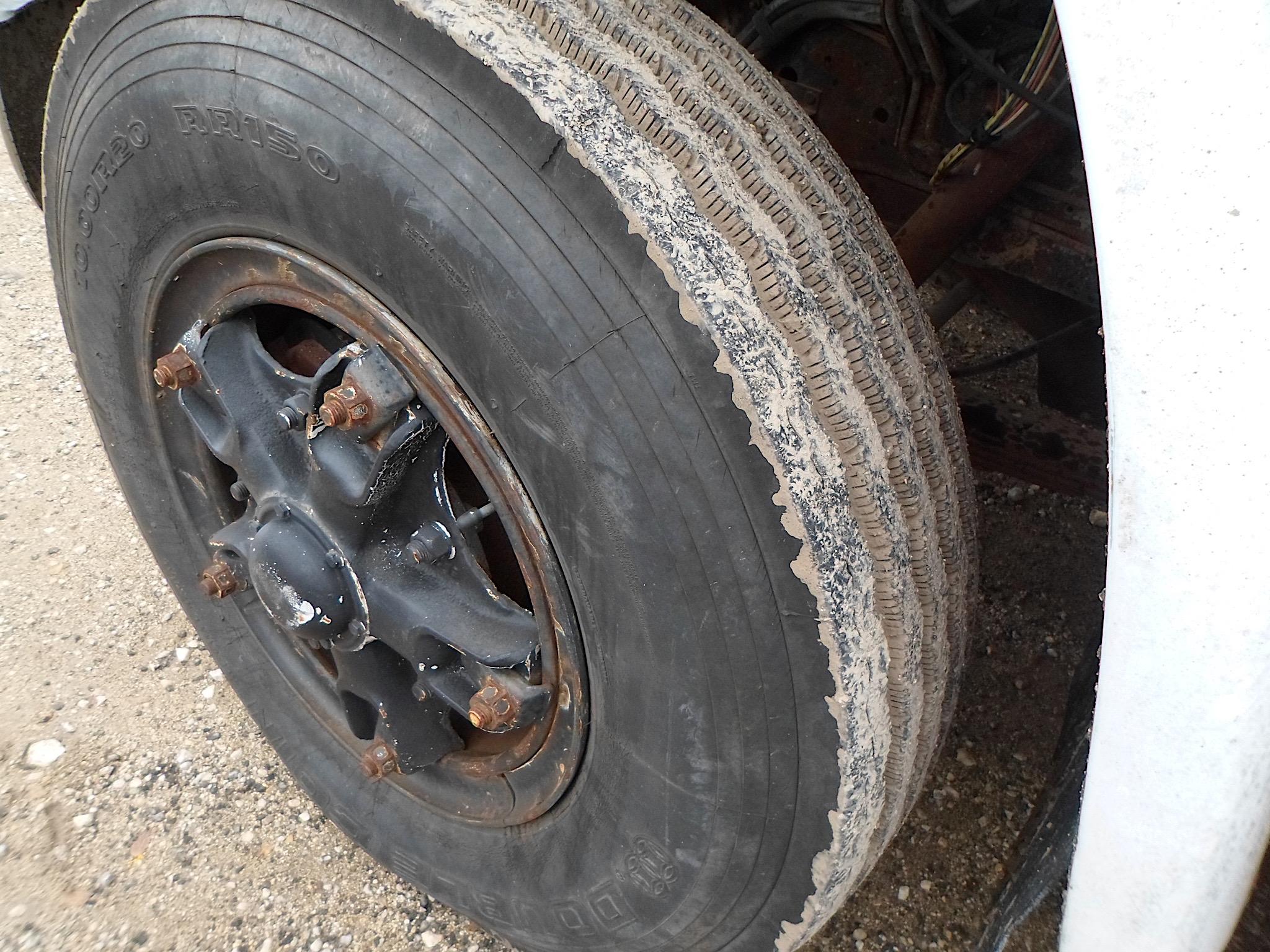 1989 IH BUCKET TRUCK (VIN # 1HTLDZZP5KH662685) (SHOWING APPX 153,529 MILES, UP TO BUYER TO DO THEIR