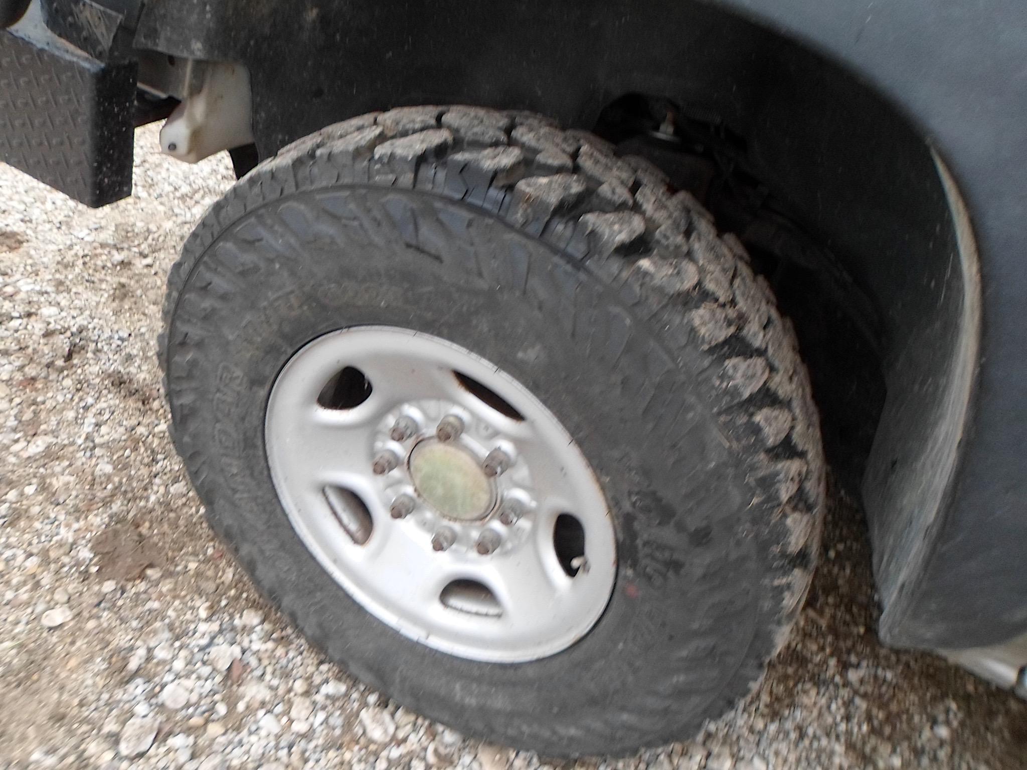 2001 CHEVROLET 2500HD DURAMAX (NEEDS INJECTORS) (VIN # 1GCHK24161E337823) (UNKNOWN MILES, UP TO BUYE