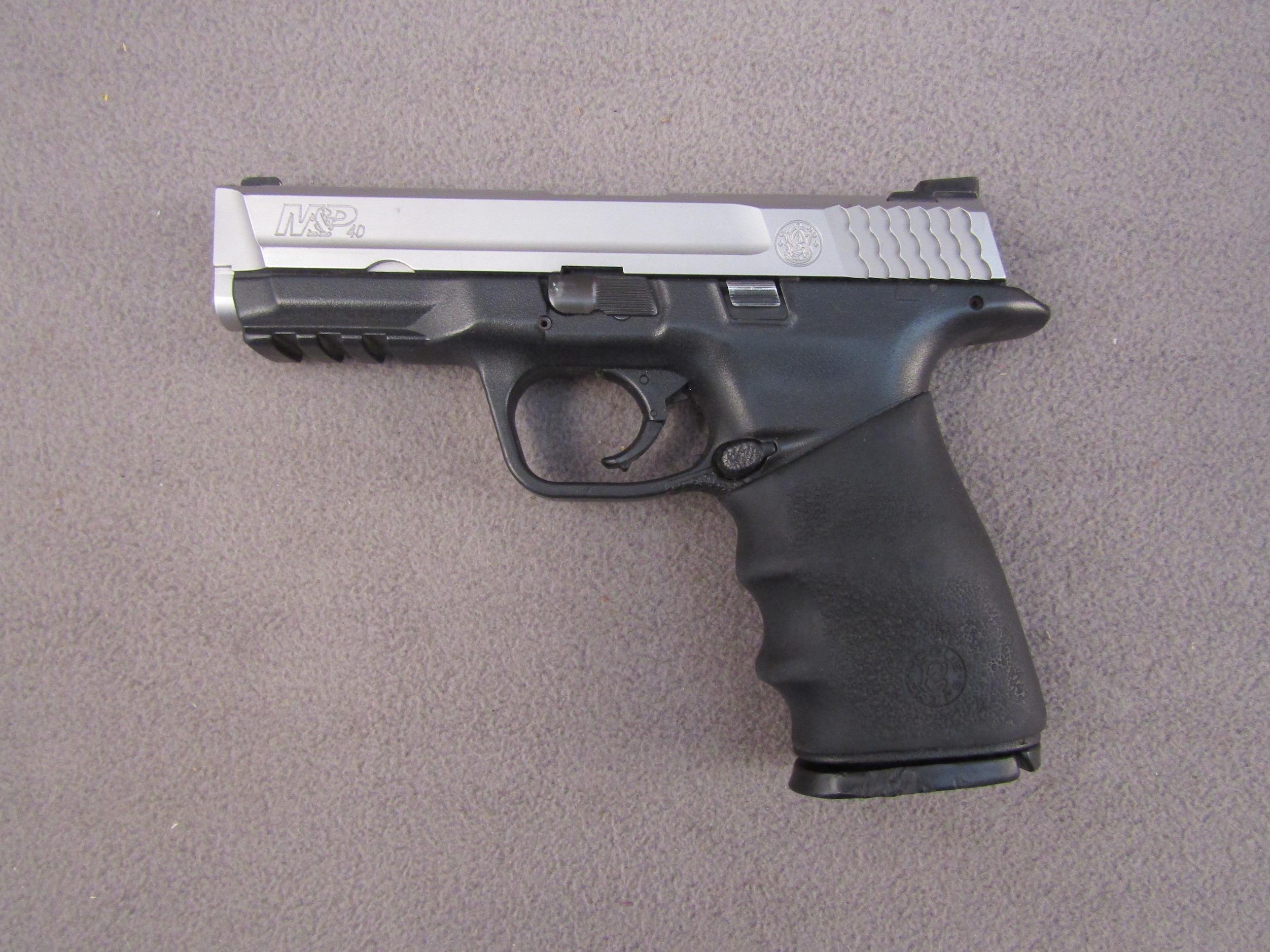 handgun: S&W Model M&P 40, Semi-Auto Pistol, .40, 15 shot, 4" barrel, S#HAM3264