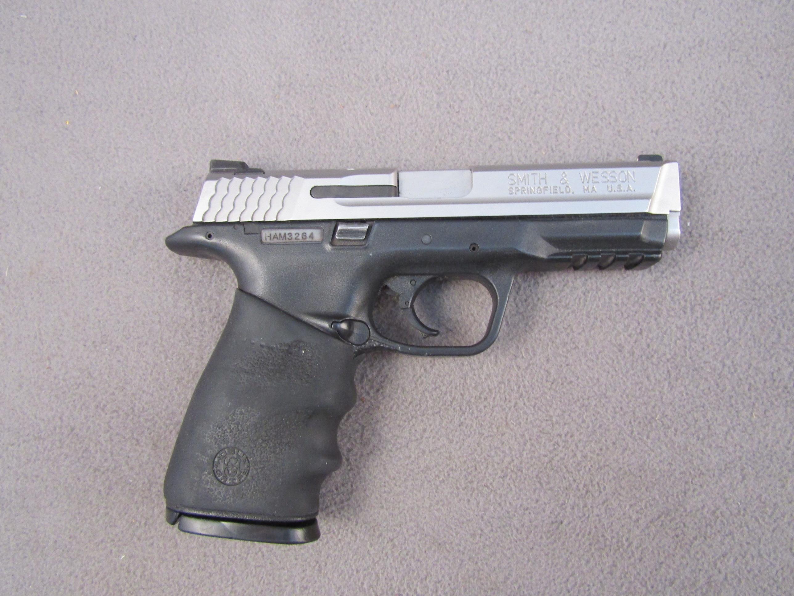 handgun: S&W Model M&P 40, Semi-Auto Pistol, .40, 15 shot, 4" barrel, S#HAM3264