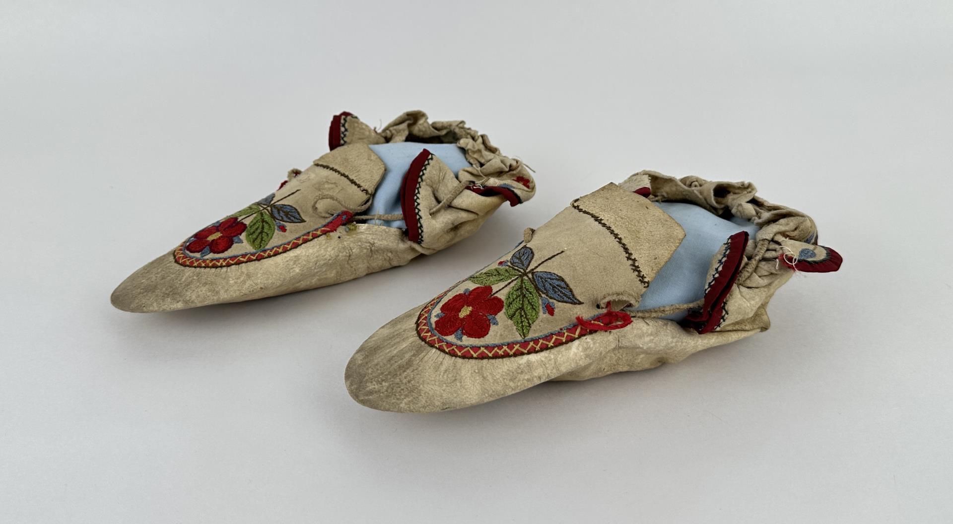Cree Native American Indian Moccasins