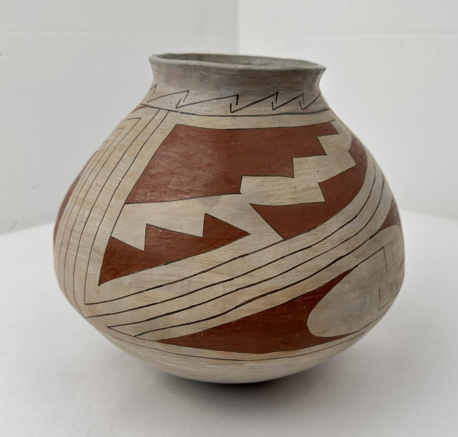 Gloria Hernandez Mata Ortiz Pottery Pot Vase