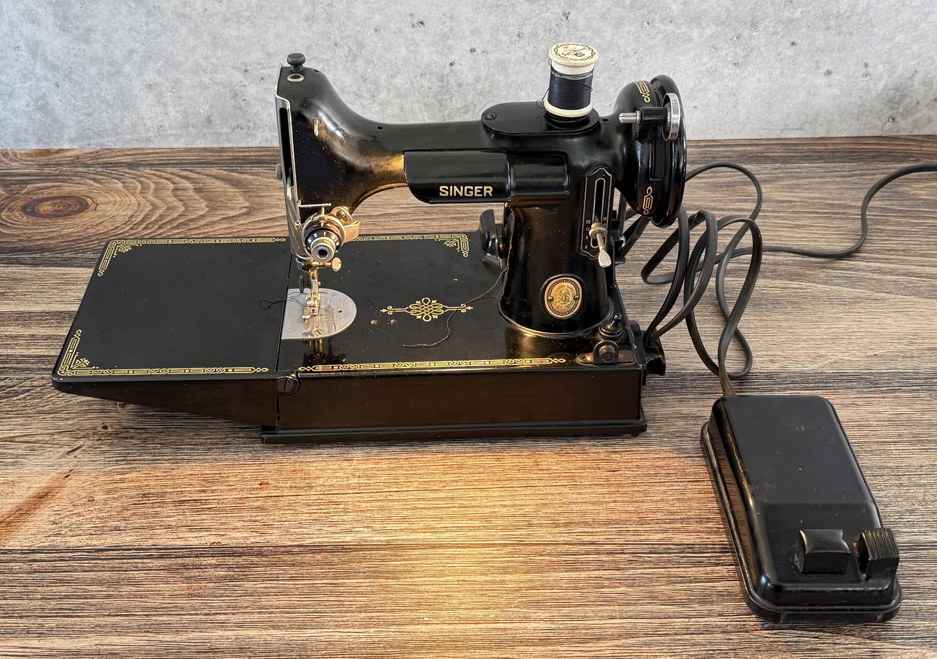 Singer 221 Featherweight Sewing Machine