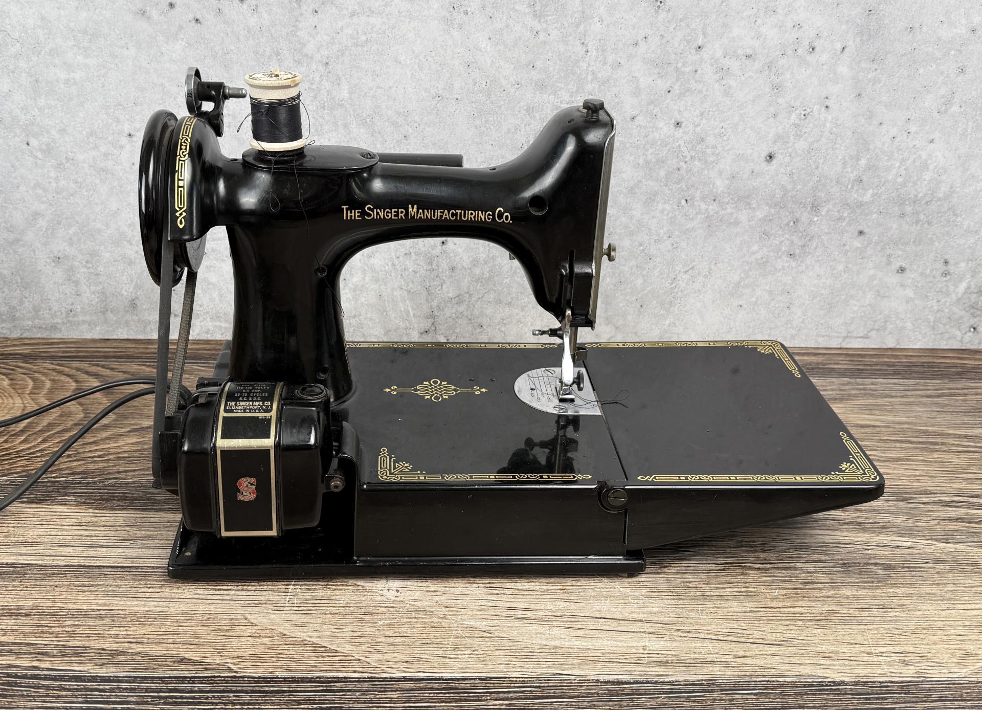 Singer 221 Featherweight Sewing Machine