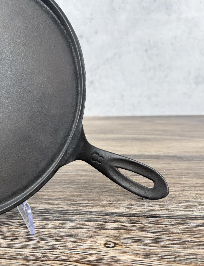 Erie #8 Cast Iron Scoop Handle Griswold Griddle