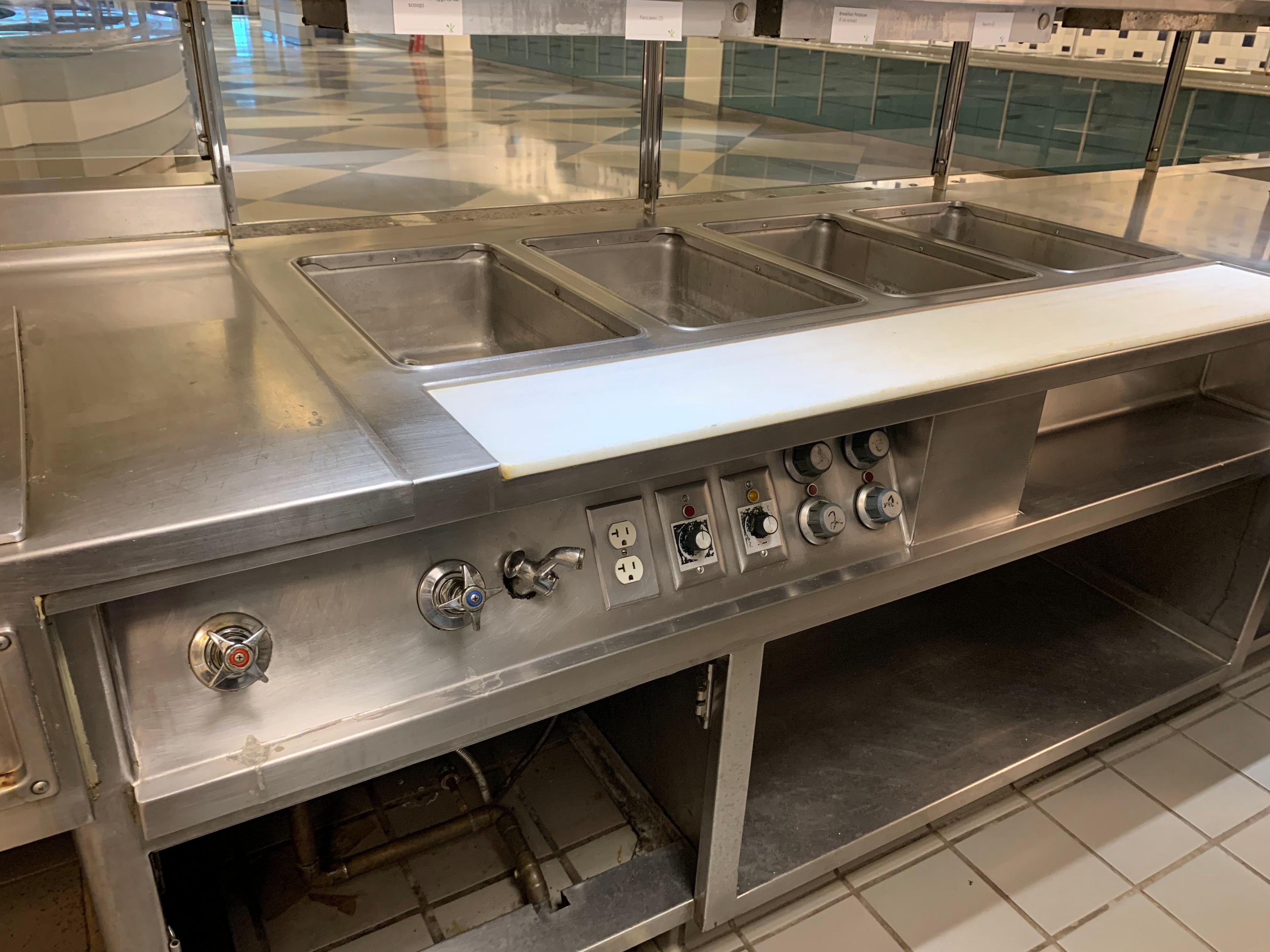 28"2 CAFETERIA COUNTER WITH GRIDDLE THAT NEEDS REPAIR, 6 HOT WELLS, 36" ICE