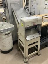 Bread slicer