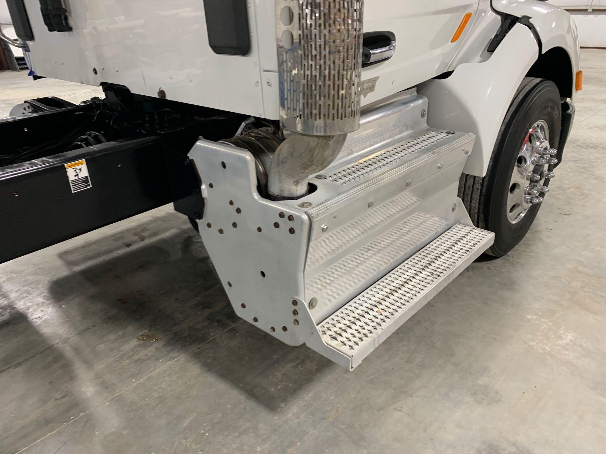 2017 Peterbilt 579 Day Cab Truck Tractor