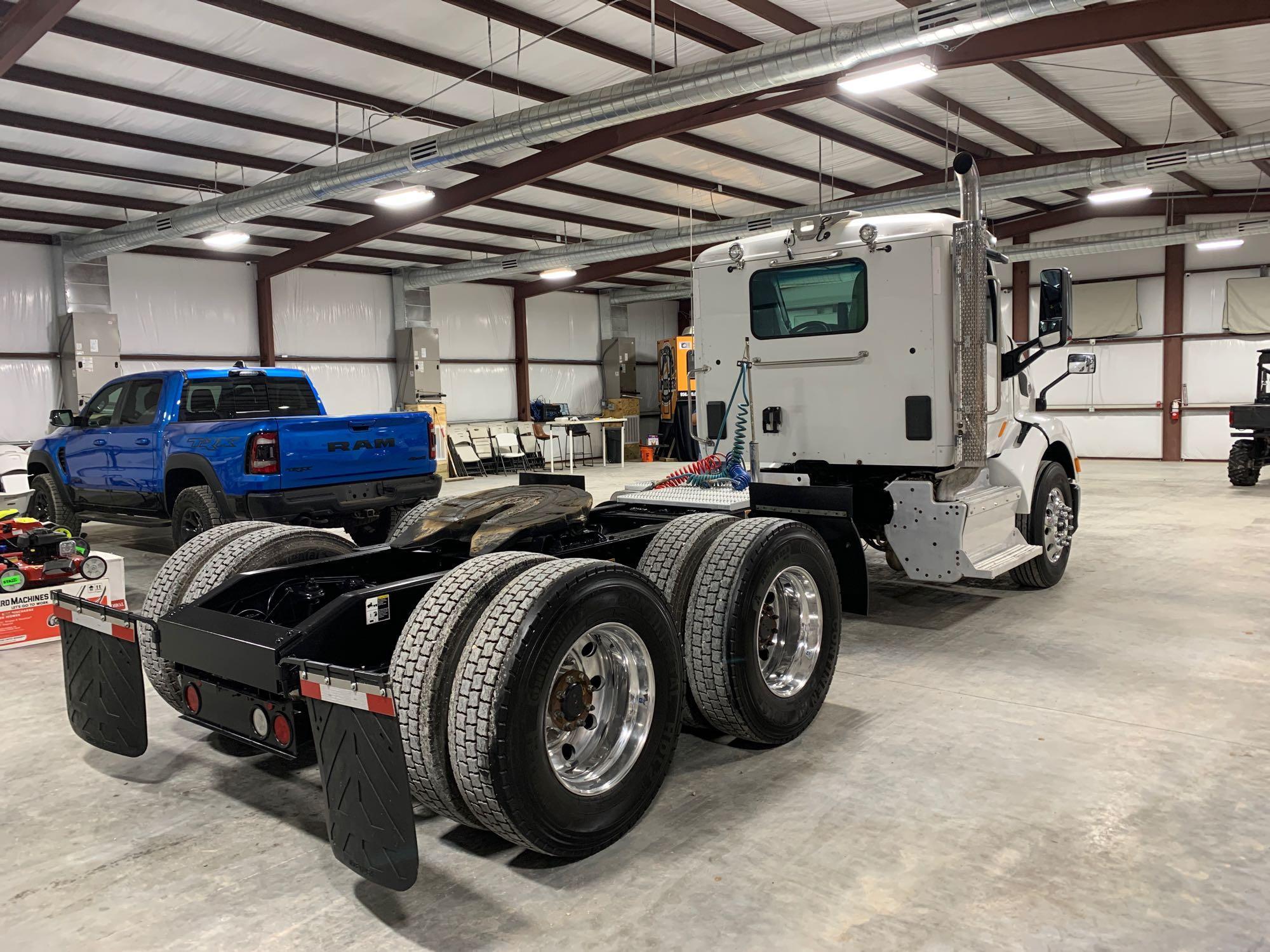 2017 Peterbilt 579 Day Cab Truck Tractor