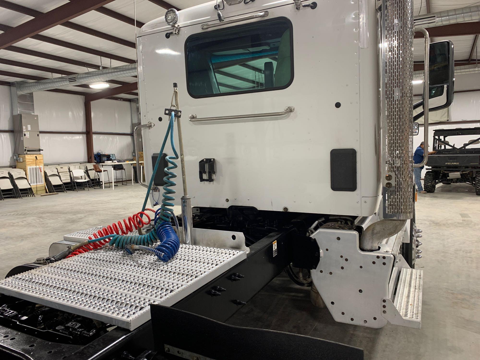 2017 Peterbilt 579 Day Cab Truck Tractor