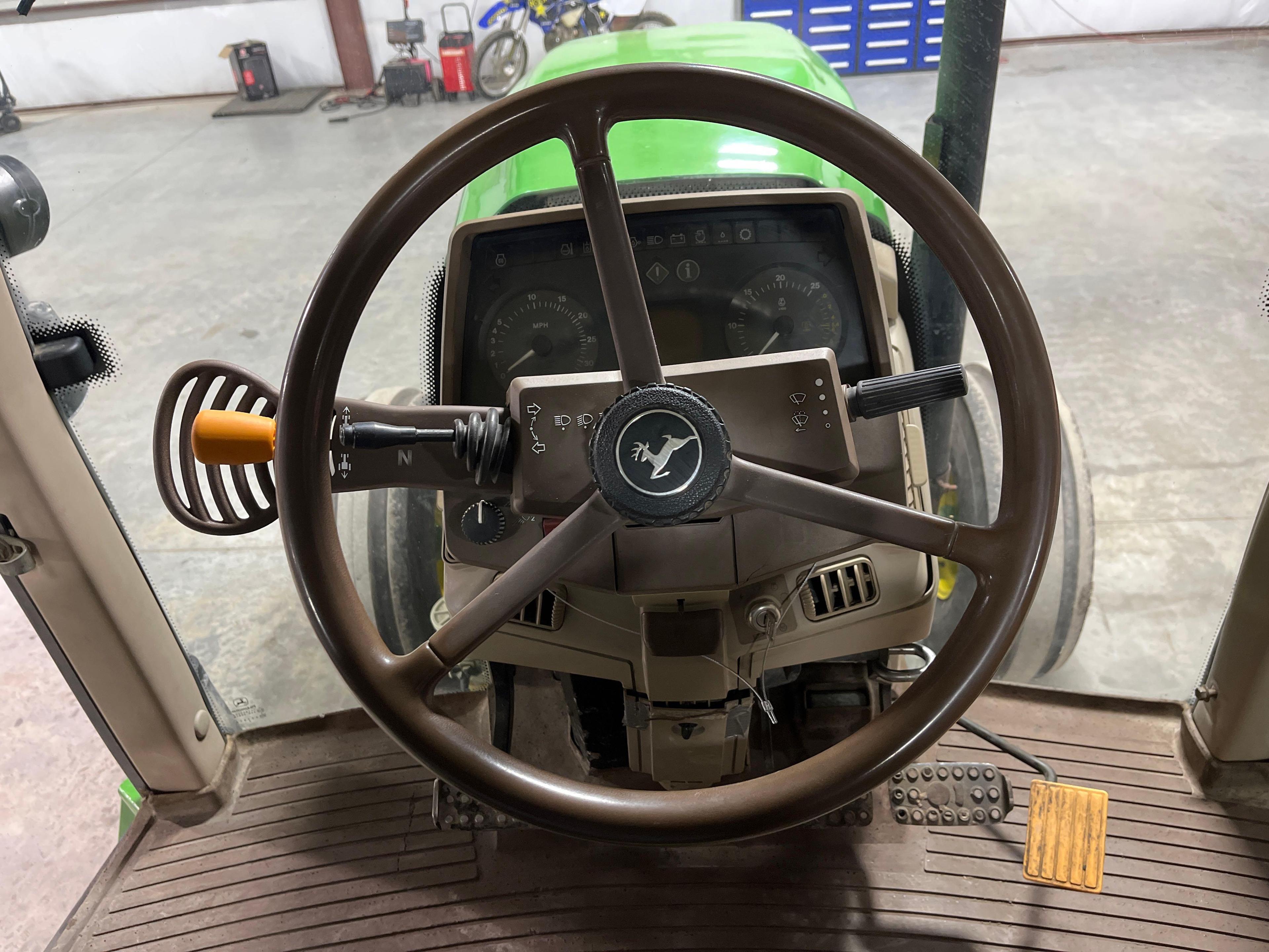 John Deere 7220 Farm Tractor