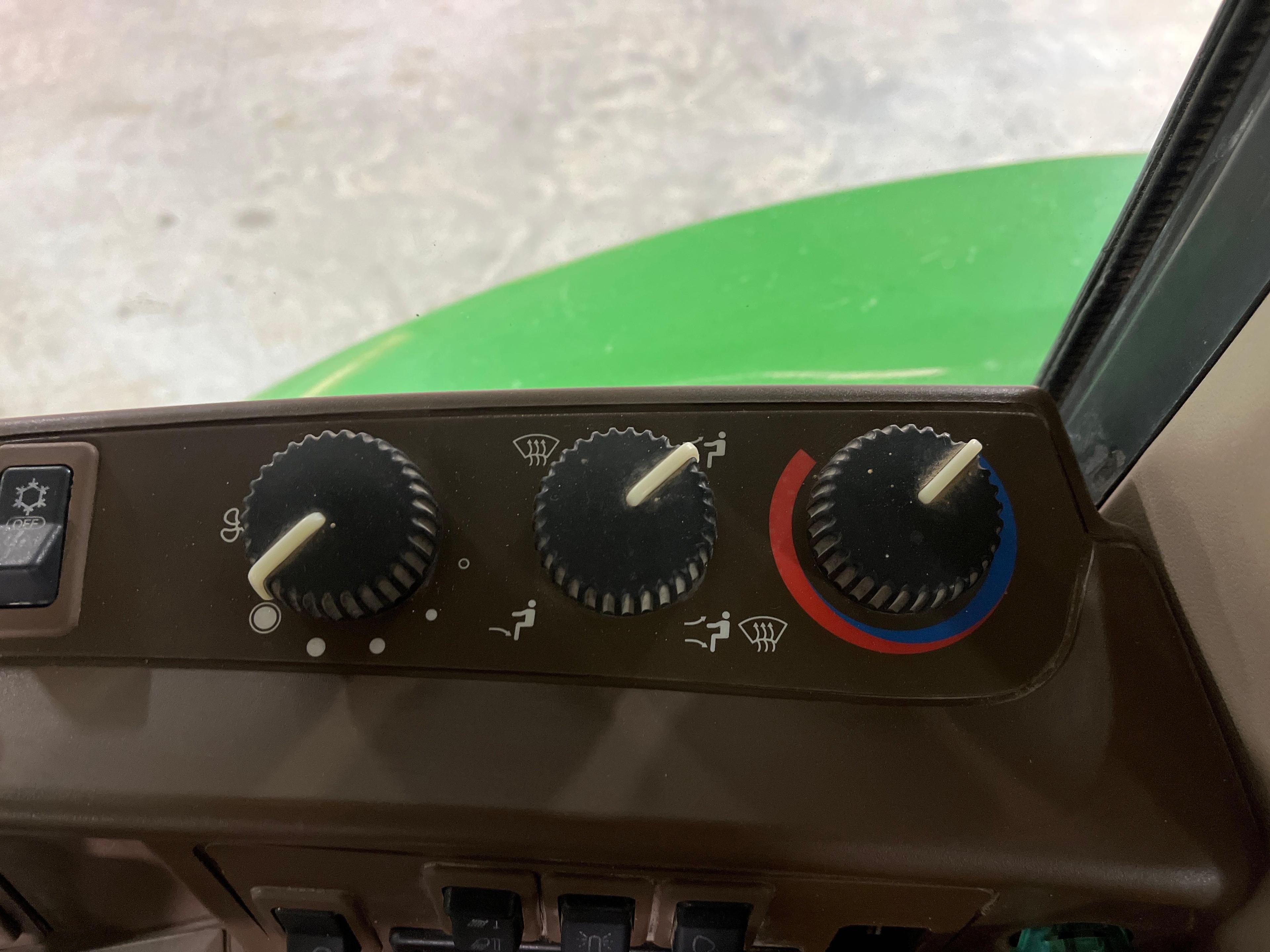 John Deere 7220 Farm Tractor