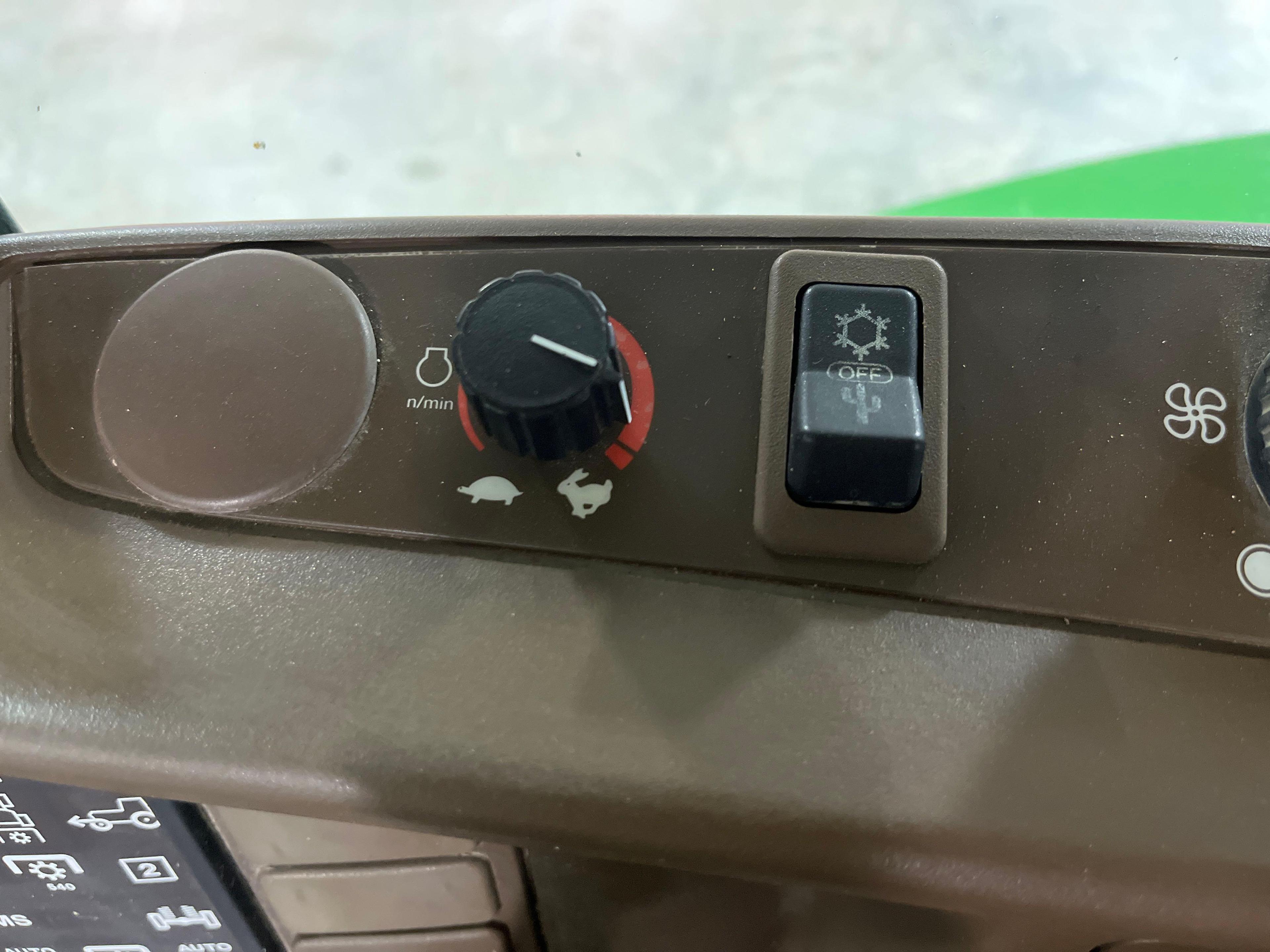 John Deere 7220 Farm Tractor