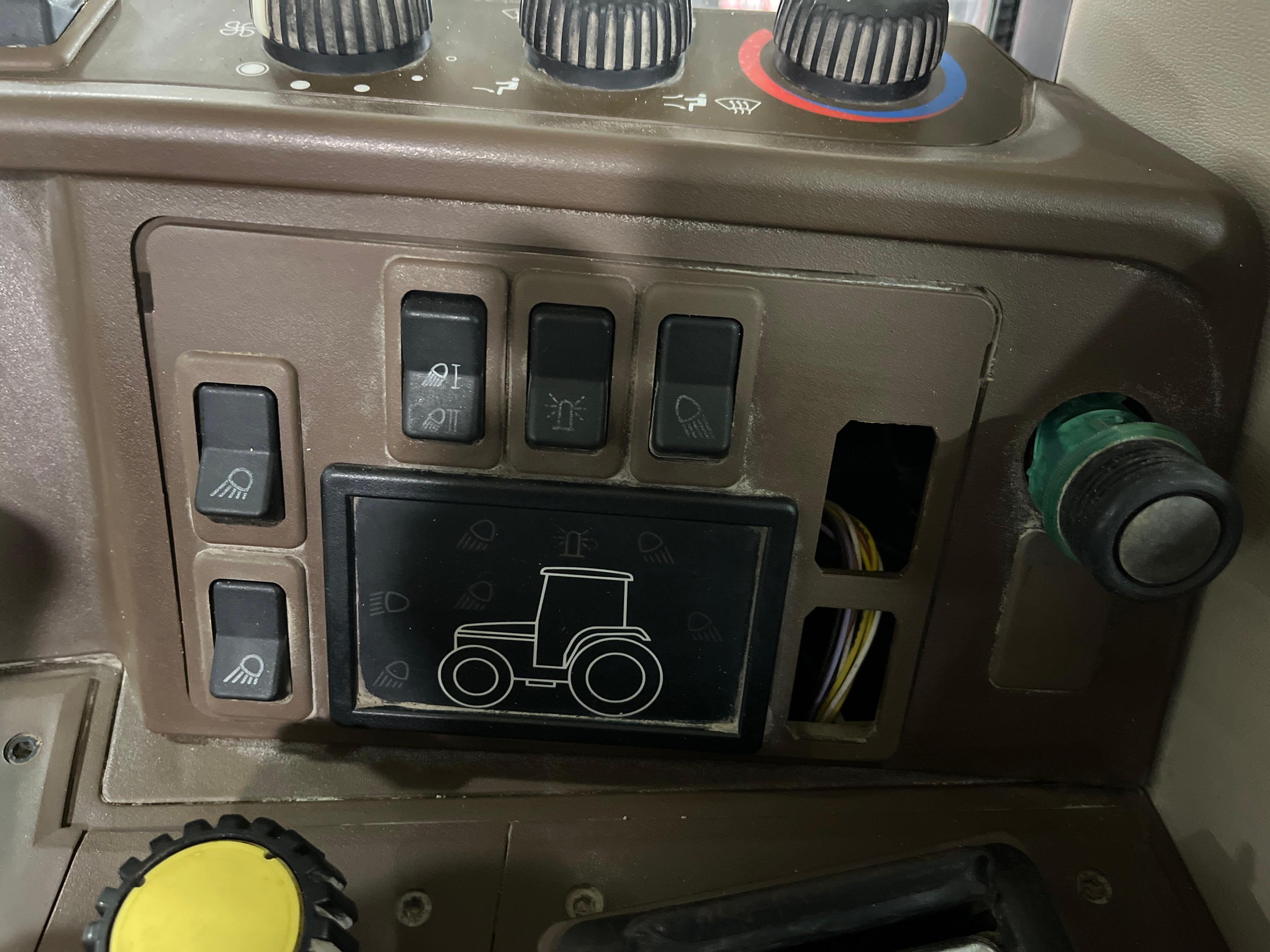 John Deere 7220 Farm Tractor