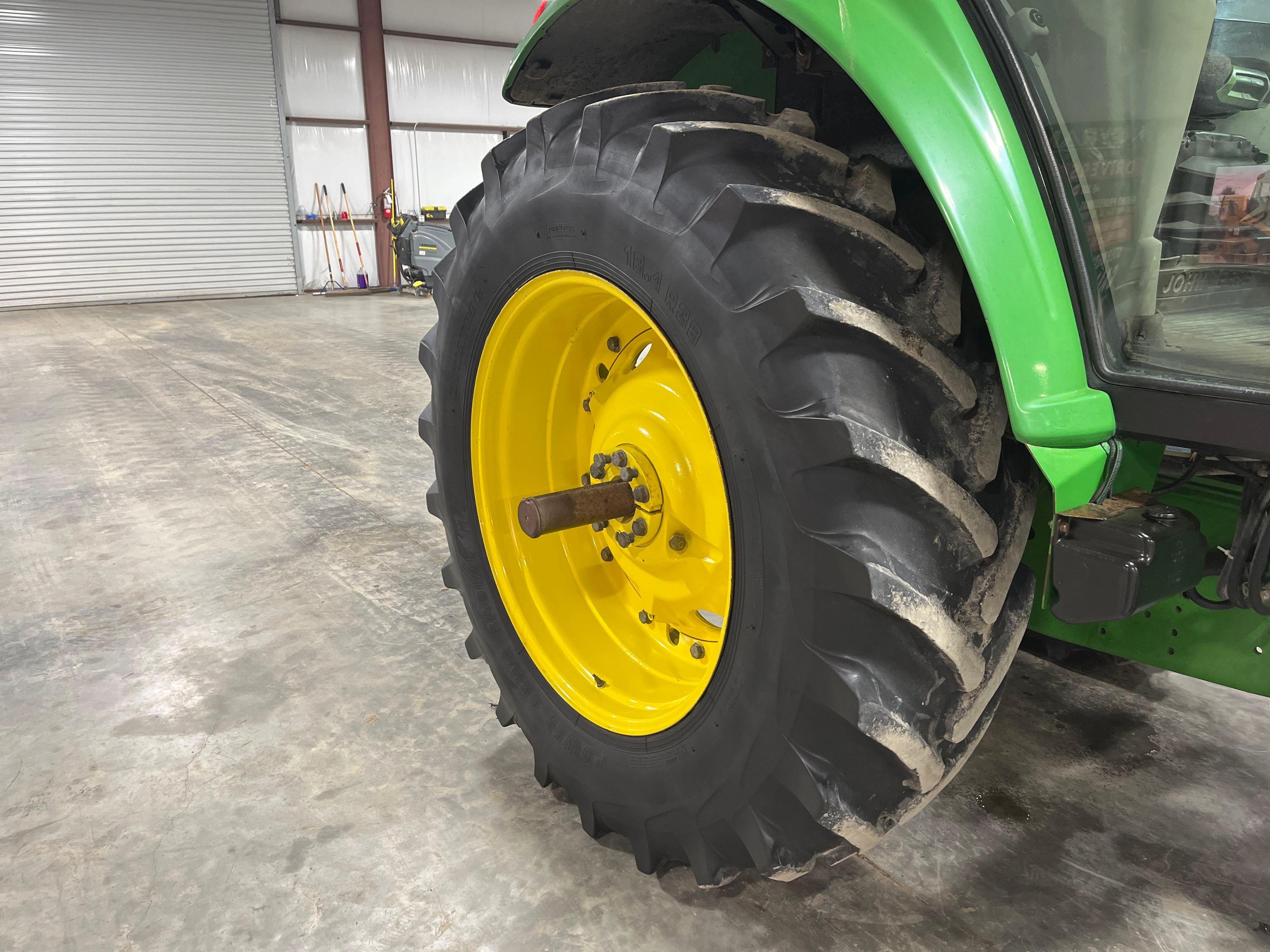 John Deere 7220 Farm Tractor