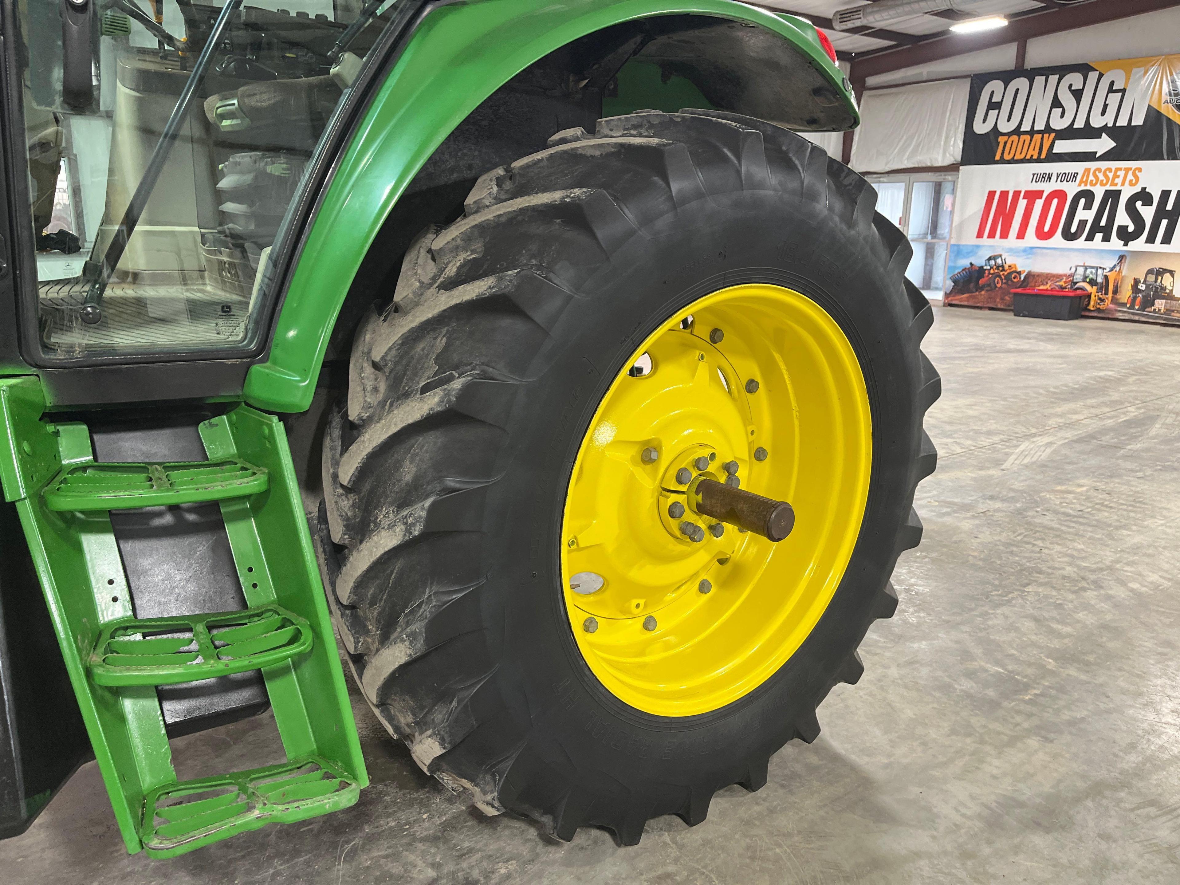 John Deere 7220 Farm Tractor