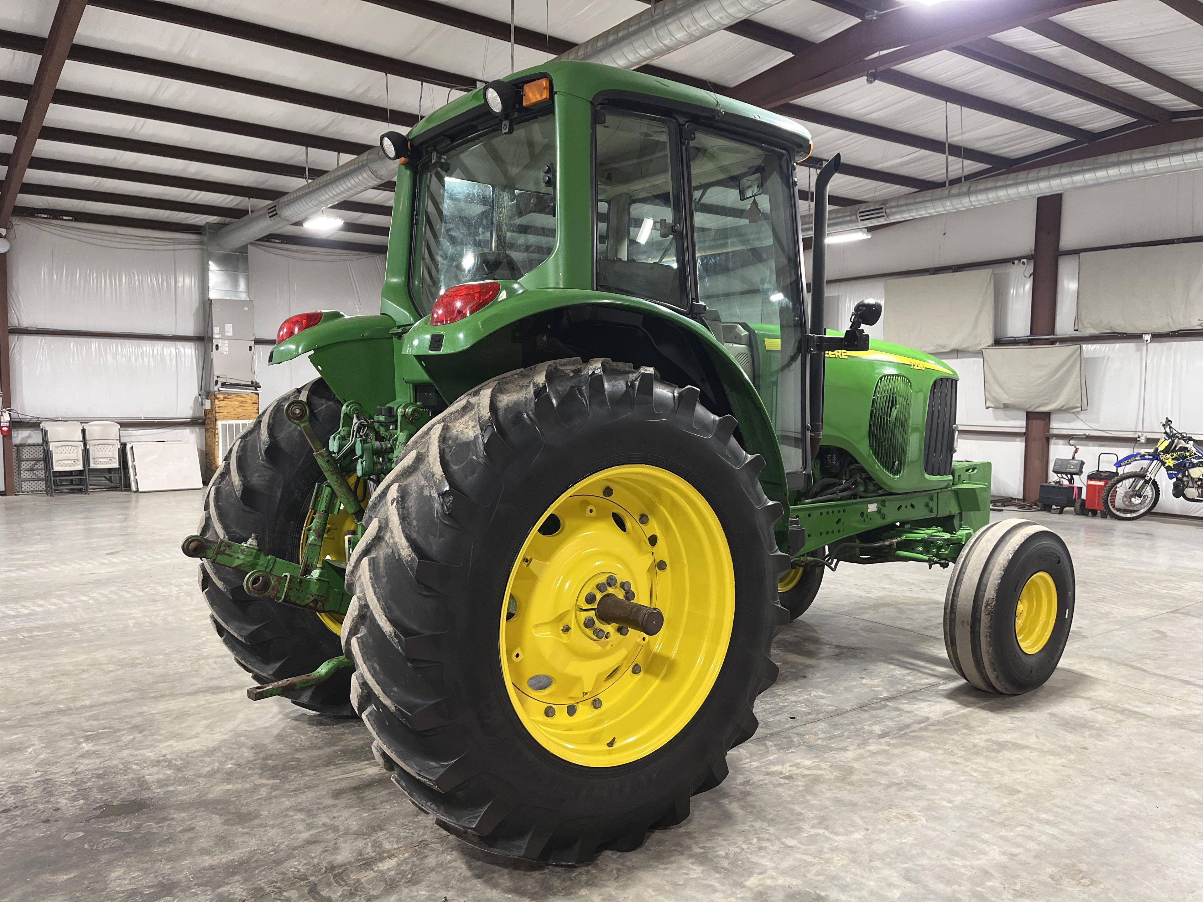John Deere 7220 Farm Tractor