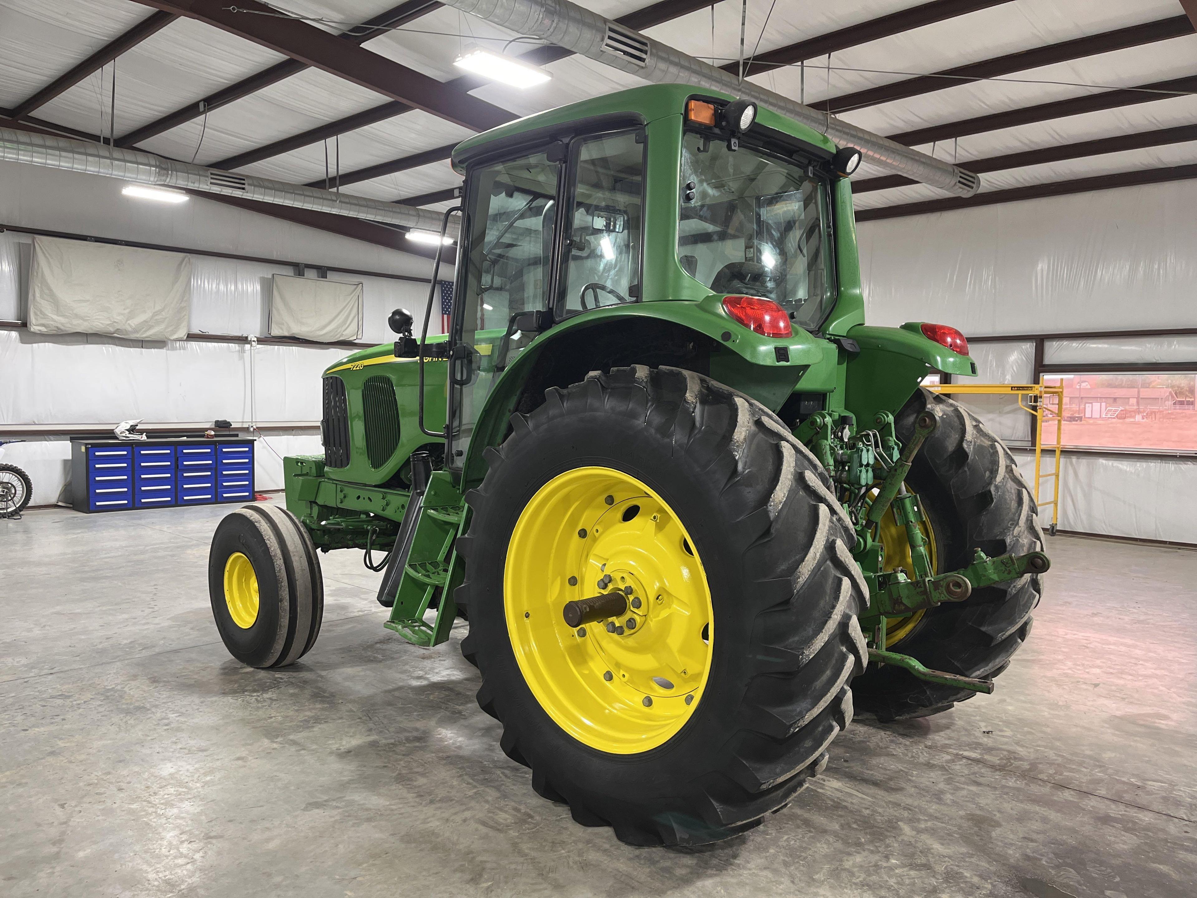 John Deere 7220 Farm Tractor