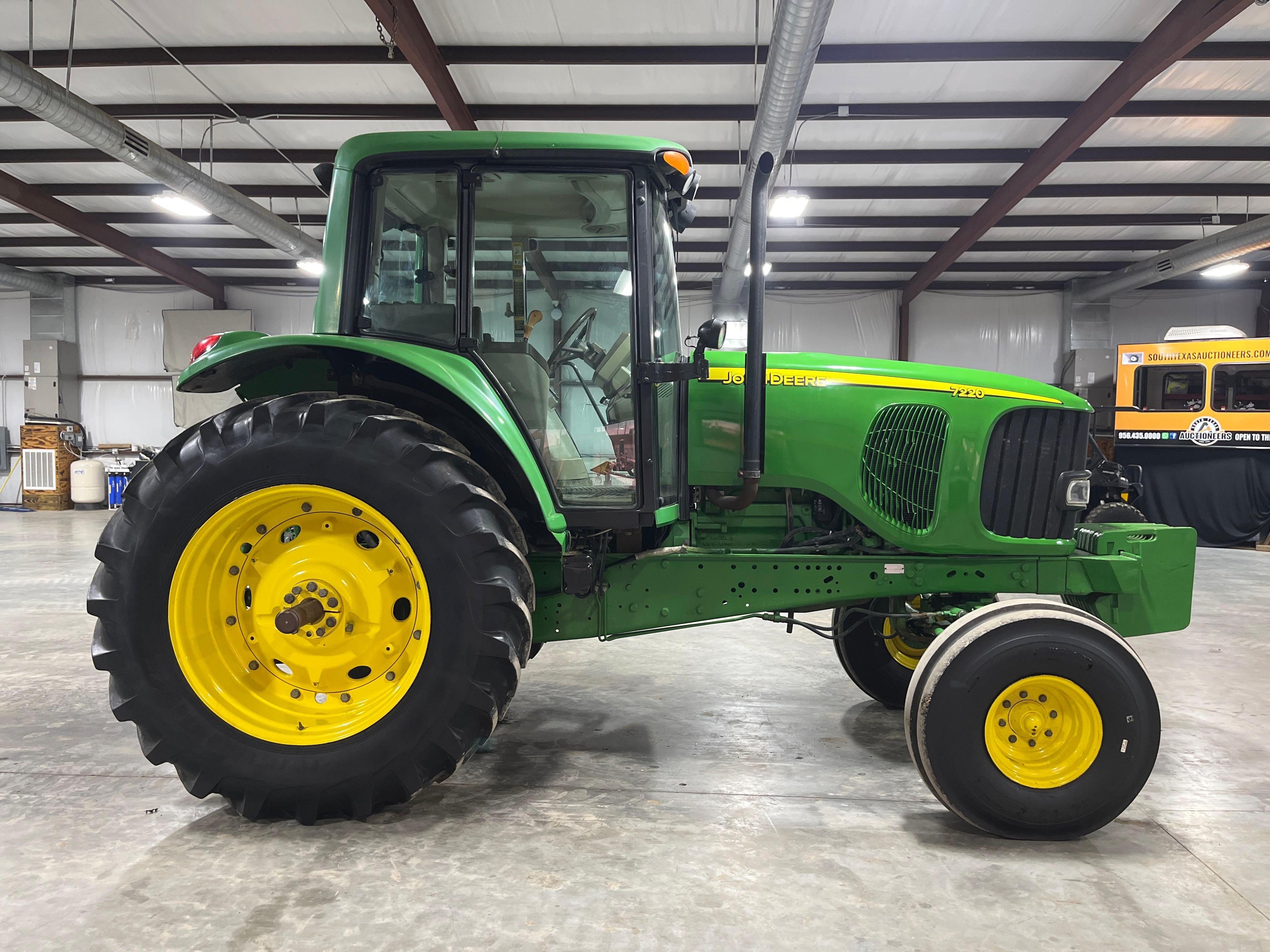 John Deere 7220 Farm Tractor
