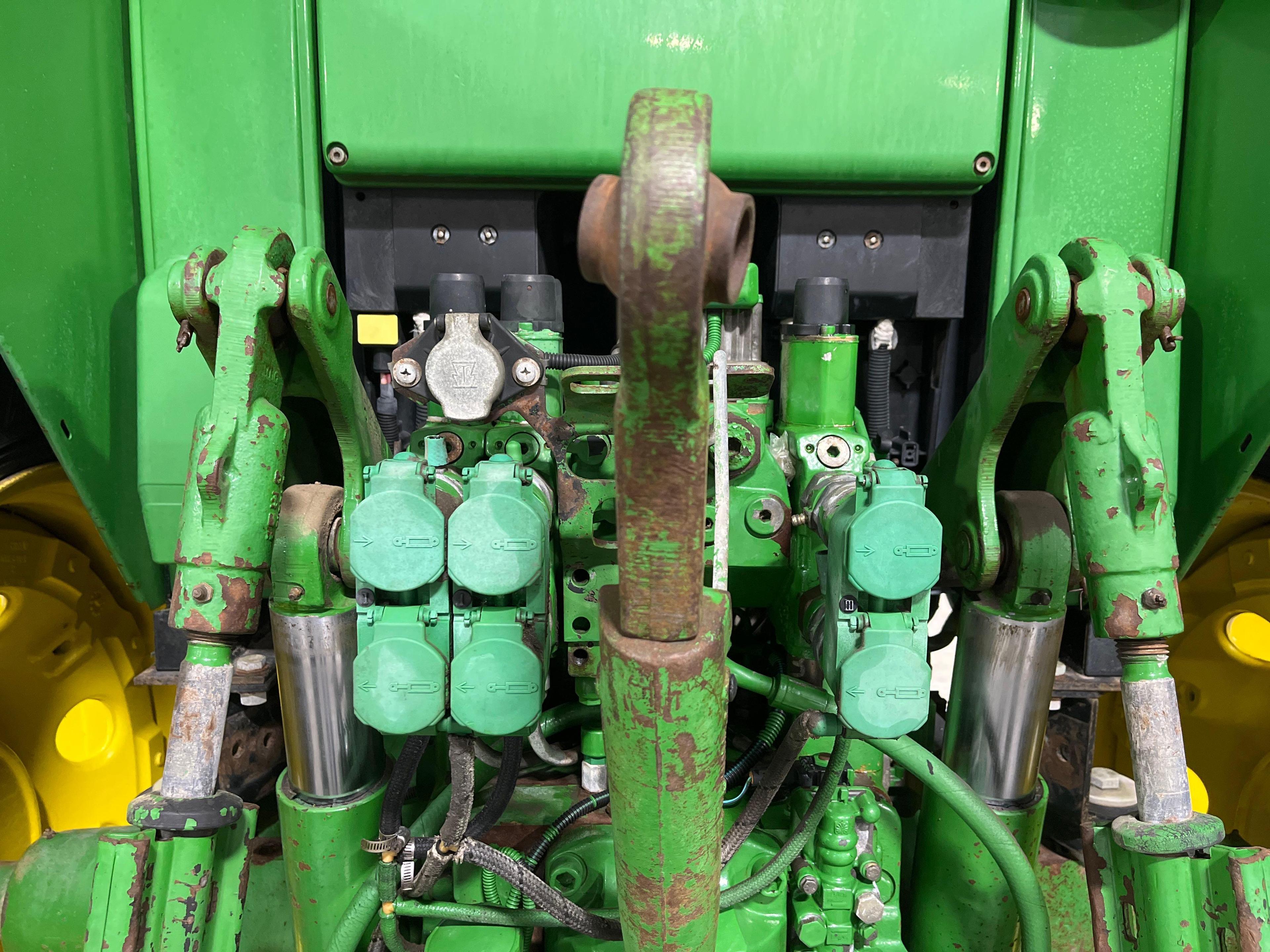 John Deere 7220 Farm Tractor