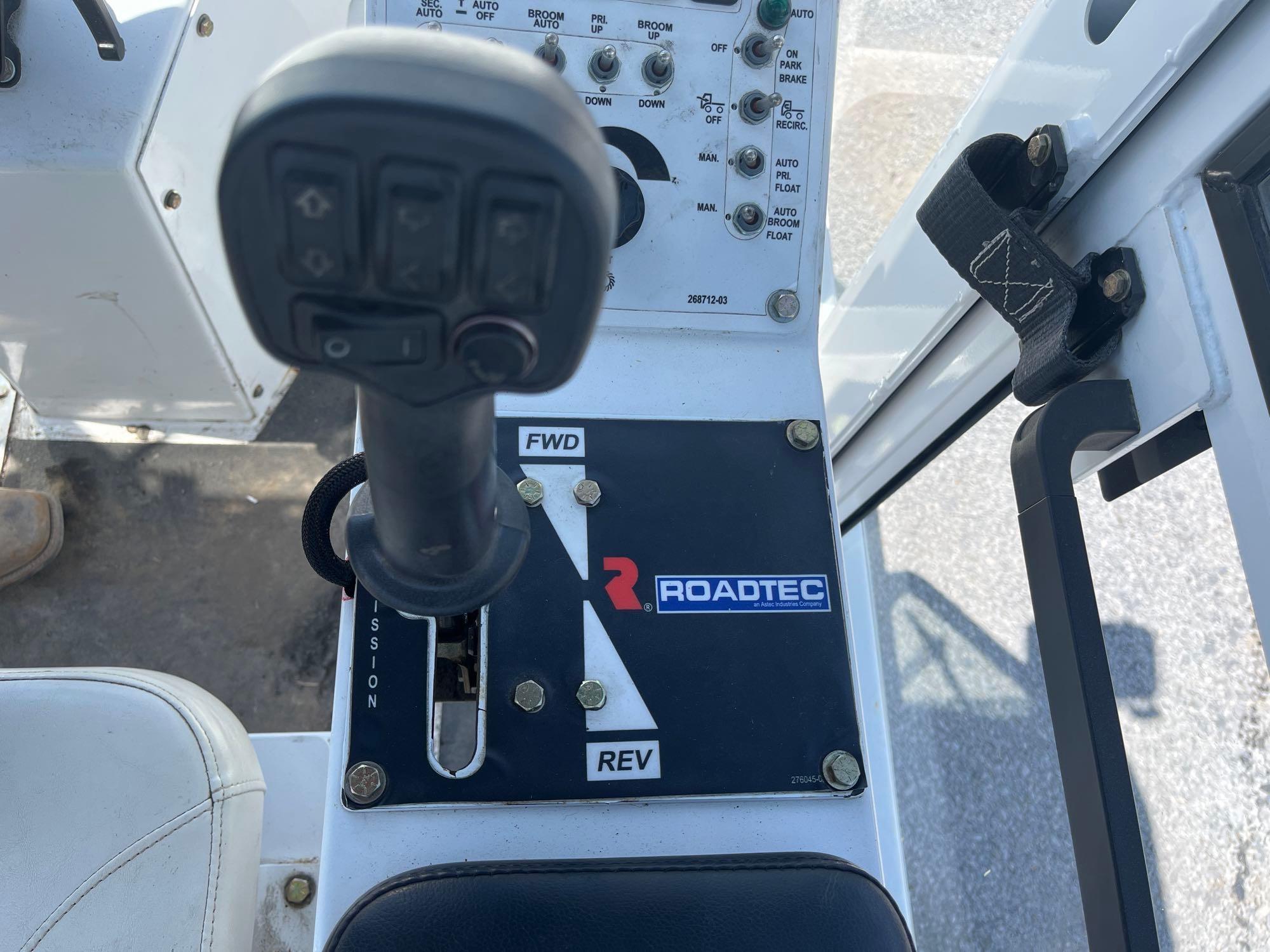 2016 Roadtec CB-100 Conveyor Broom