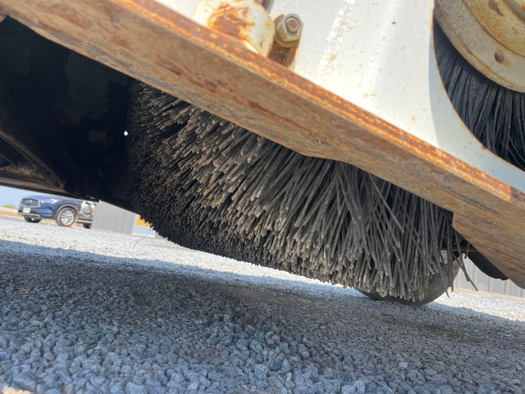 2016 Roadtec CB-100 Conveyor Broom