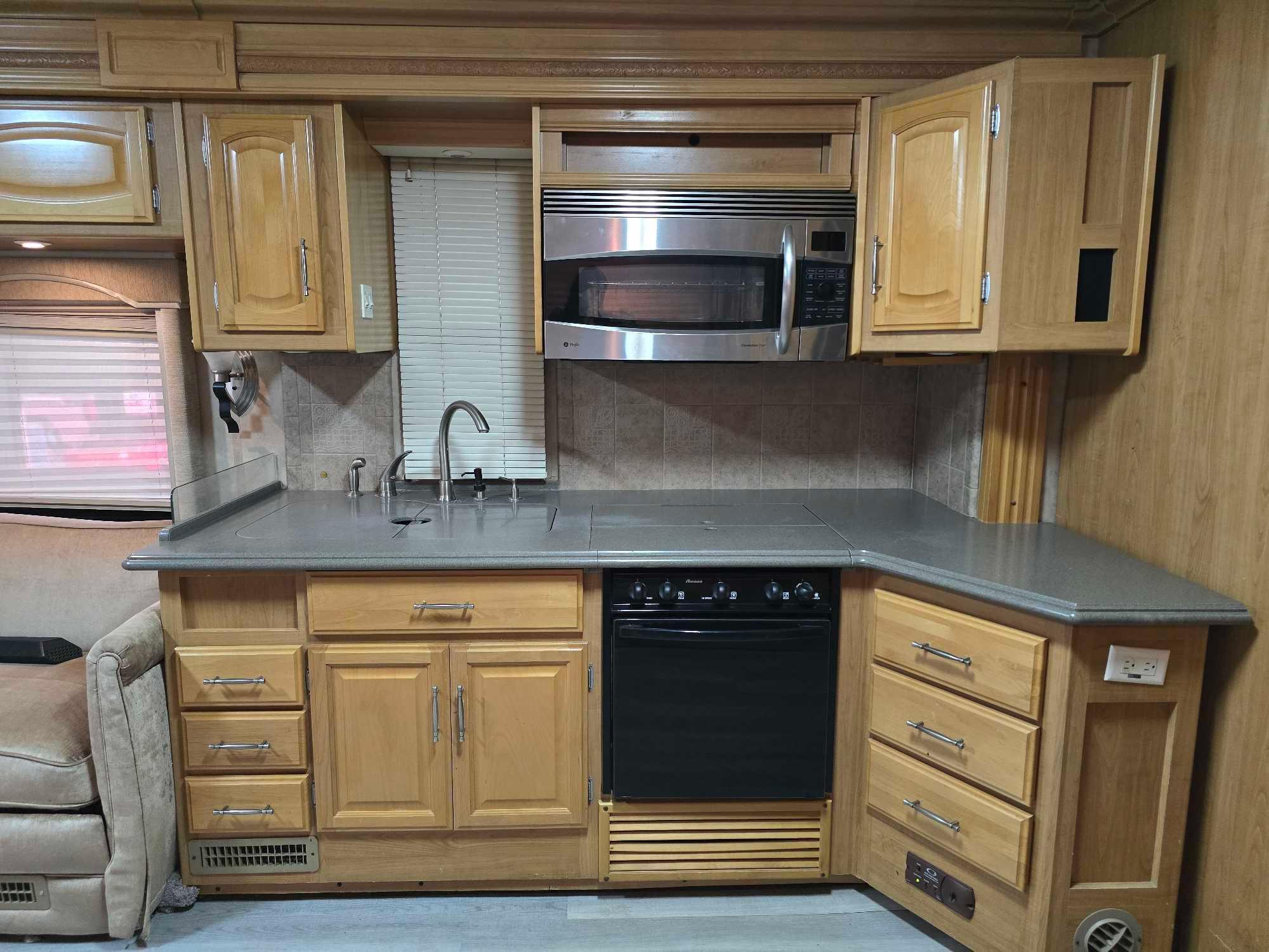 2007 Fleetwood RV Providence 40E Motorhome