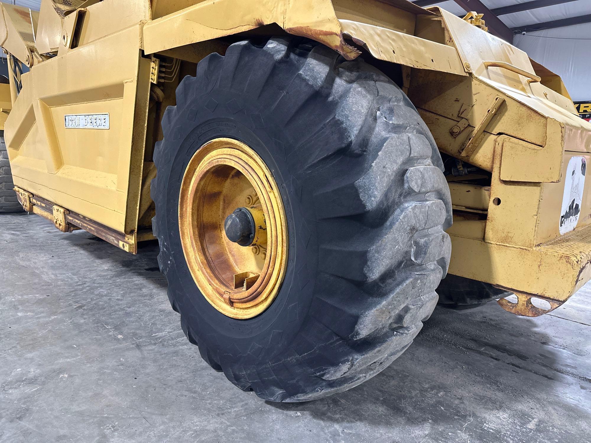 1977 John Deere 762 Paddle Scraper