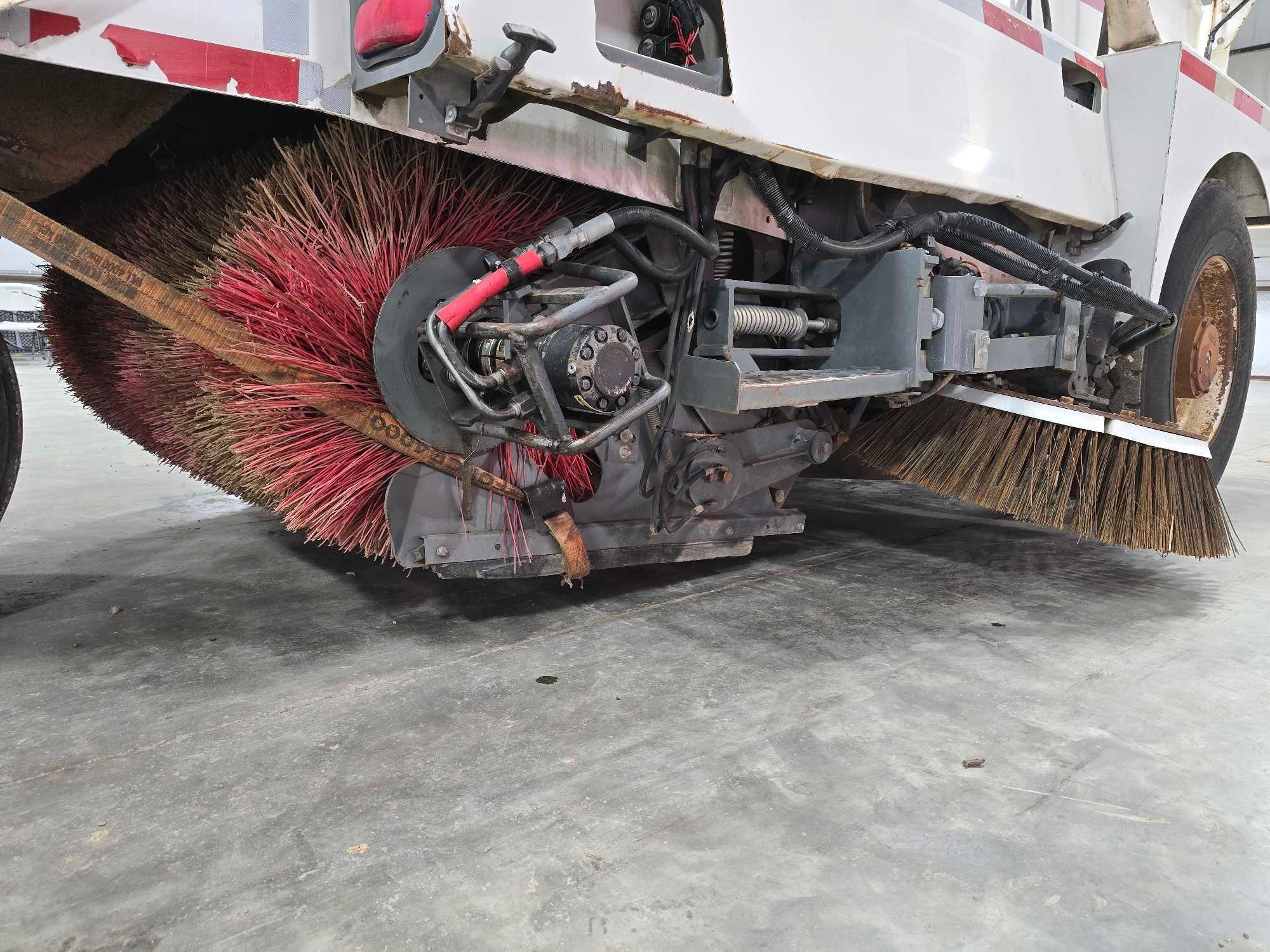 2001 Elgin Pelican Street Sweeper