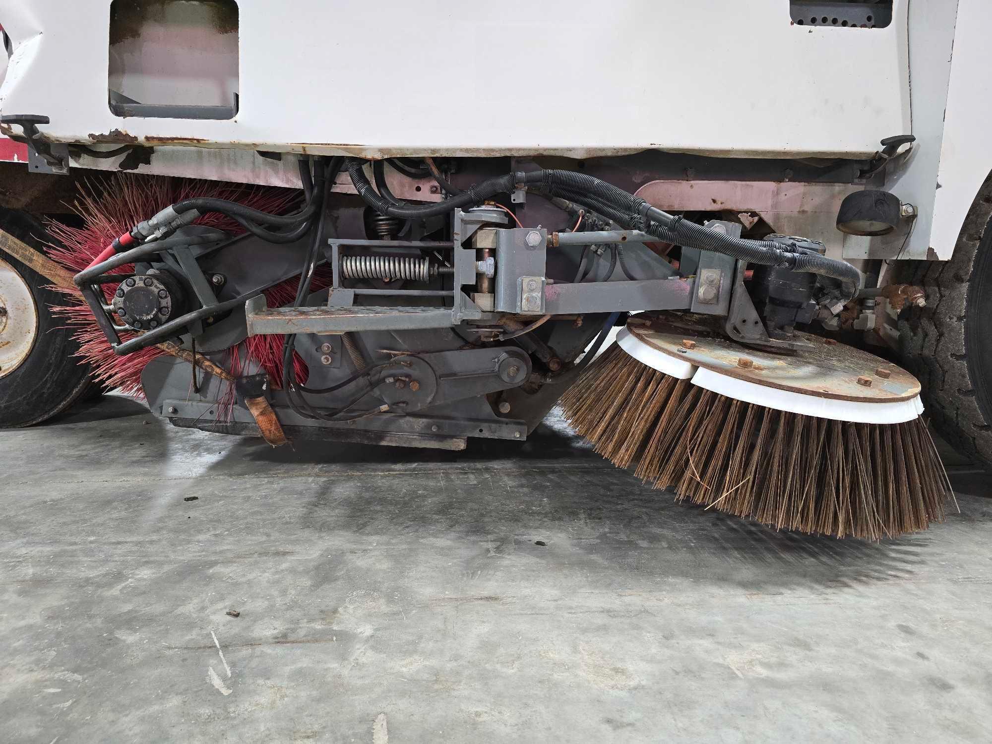 2001 Elgin Pelican Street Sweeper