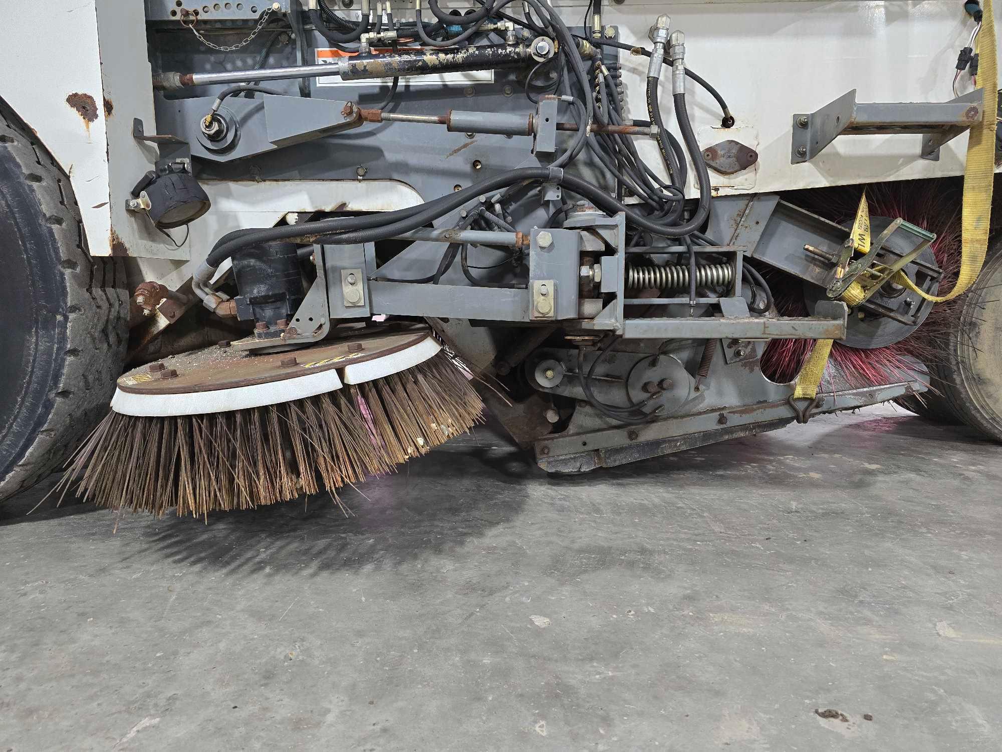 2001 Elgin Pelican Street Sweeper