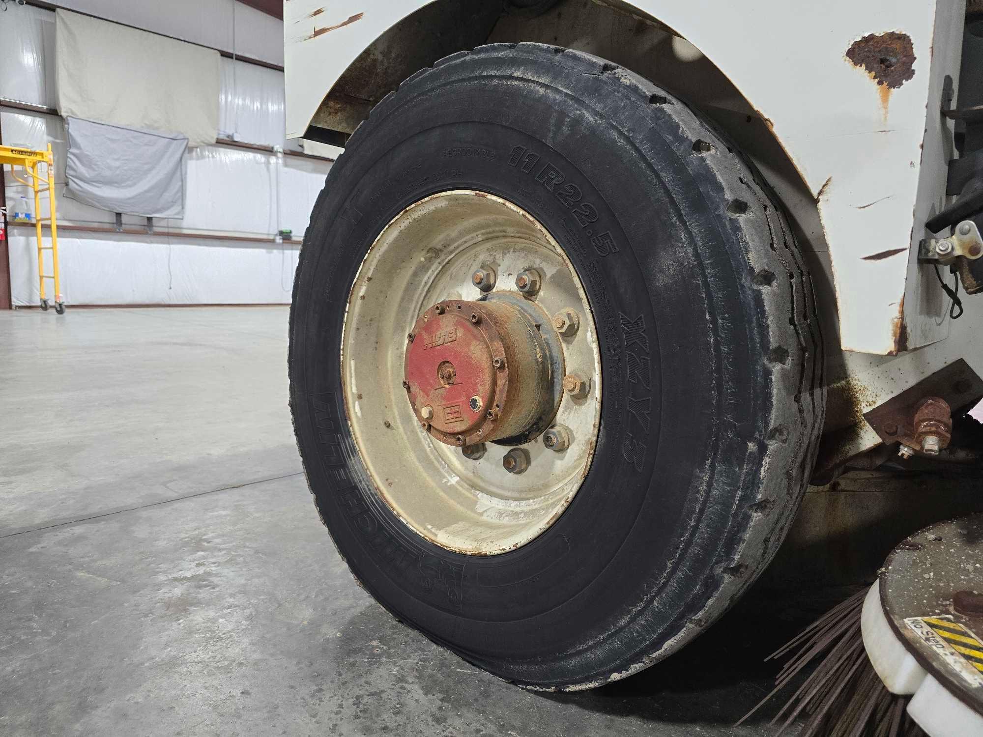 2001 Elgin Pelican Street Sweeper