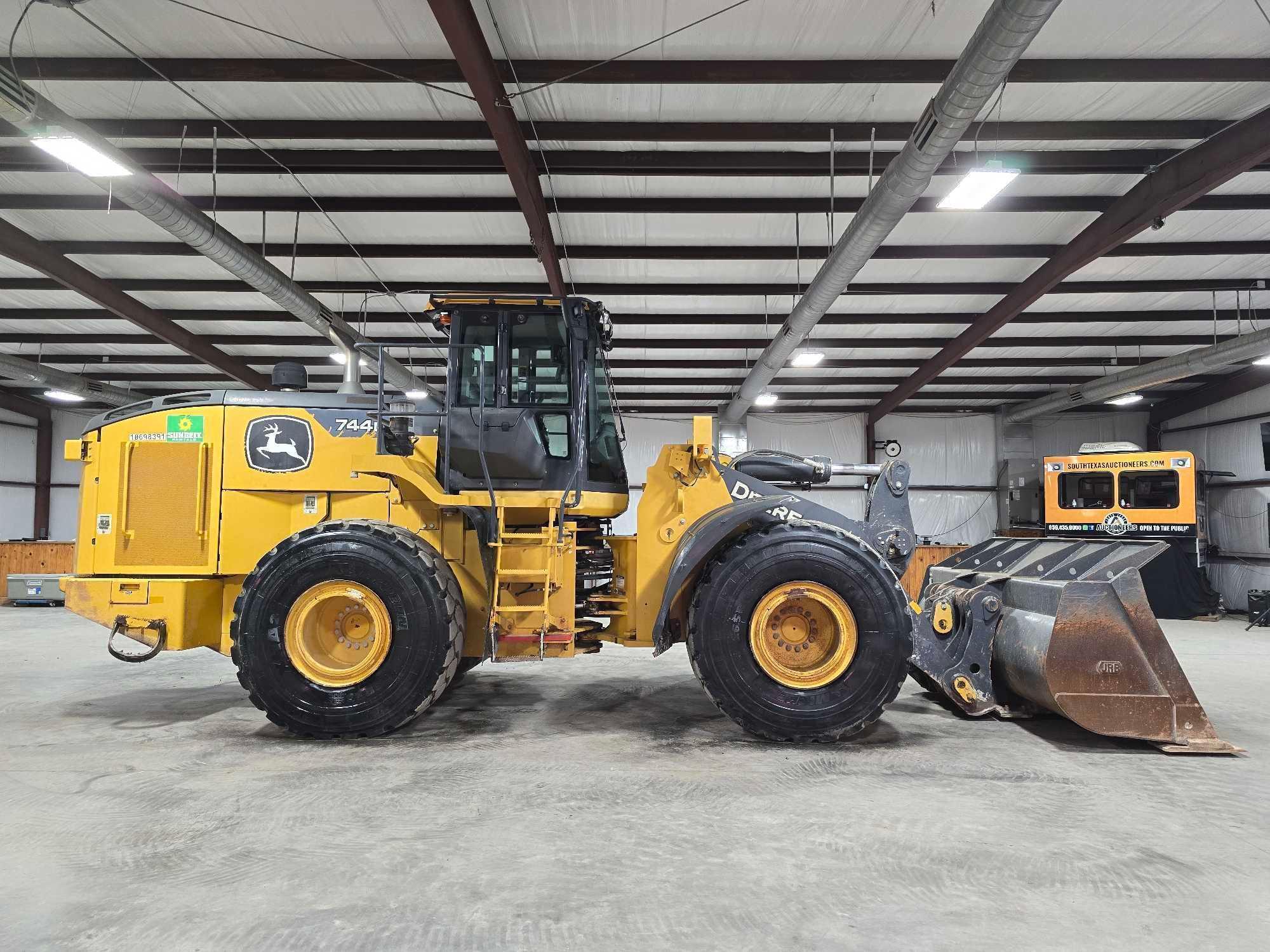 2019 John Deere 744L Wheel Loader